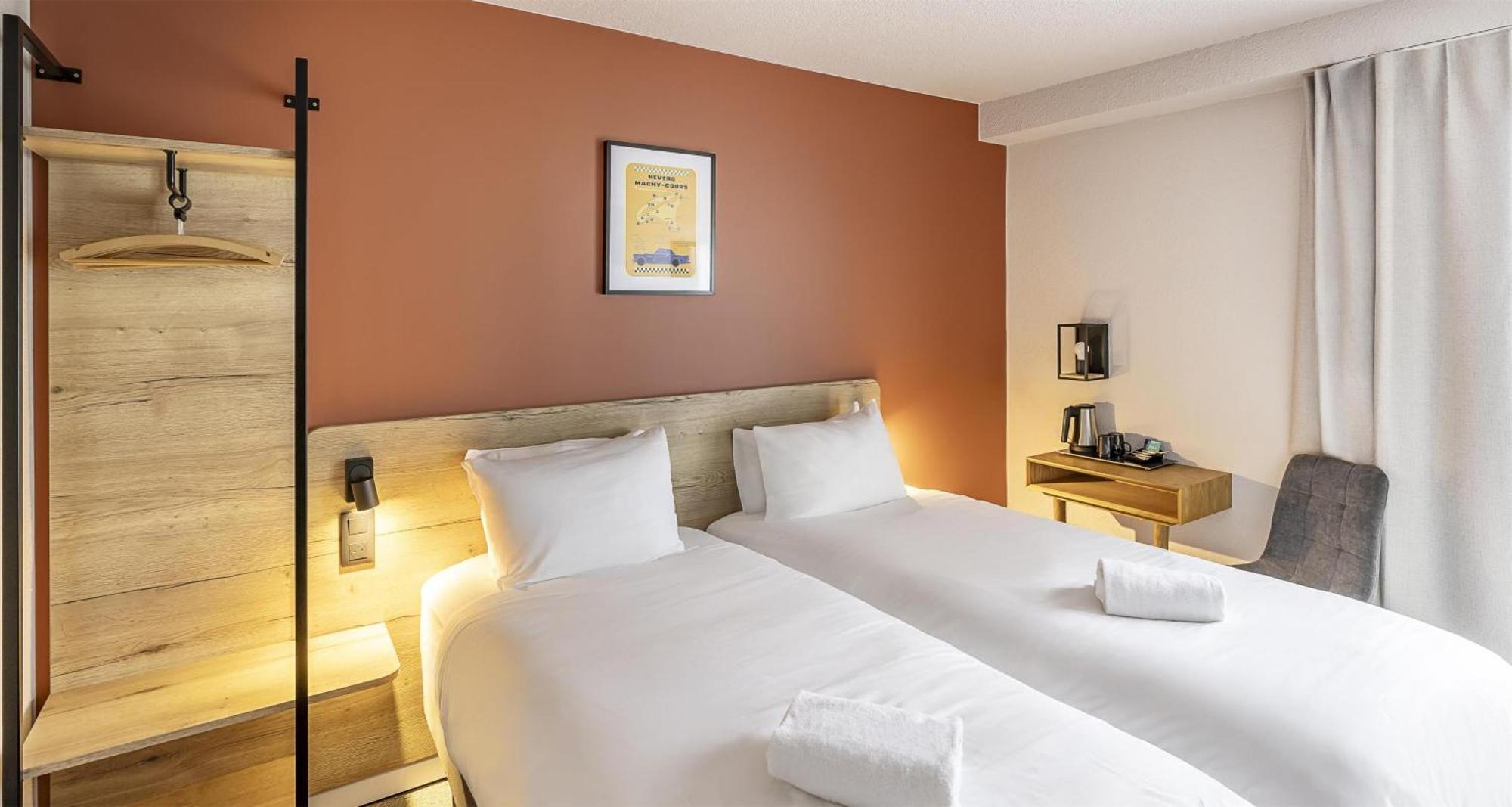 Sure By Western Est Hotel